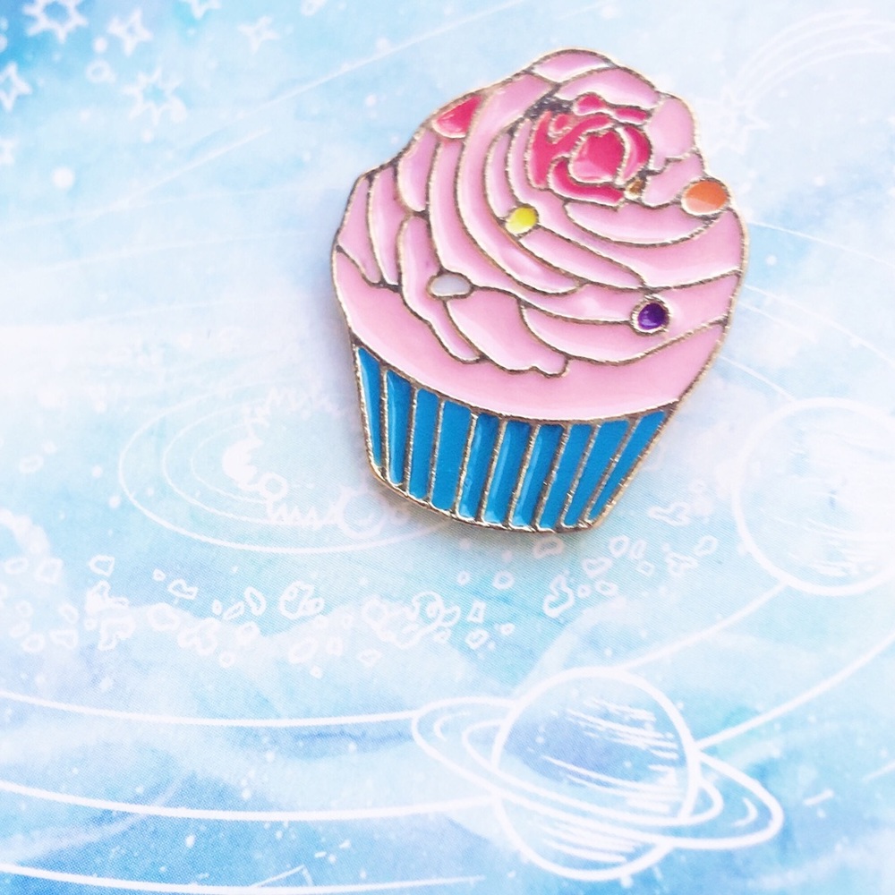 ✨ Pink Cupcake Pin ✨ - Picture 4 of 5